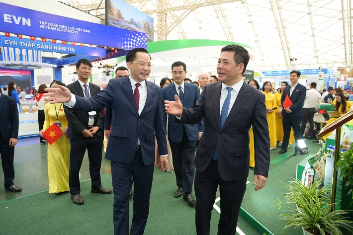 bộ trưởng thăm gian hàng vinachem