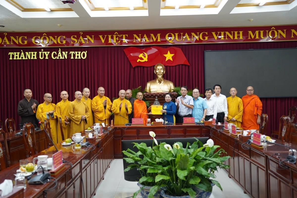 Đoàn chư tôn đức Trung ương GHPGVN trao quà lưu niệm đến lãnh đạo TP. Cần Thơ Đoàn chư tôn đức Trung ương GHPGVN trao quà lưu niệm đến lãnh đạo TP. Cần Thơ