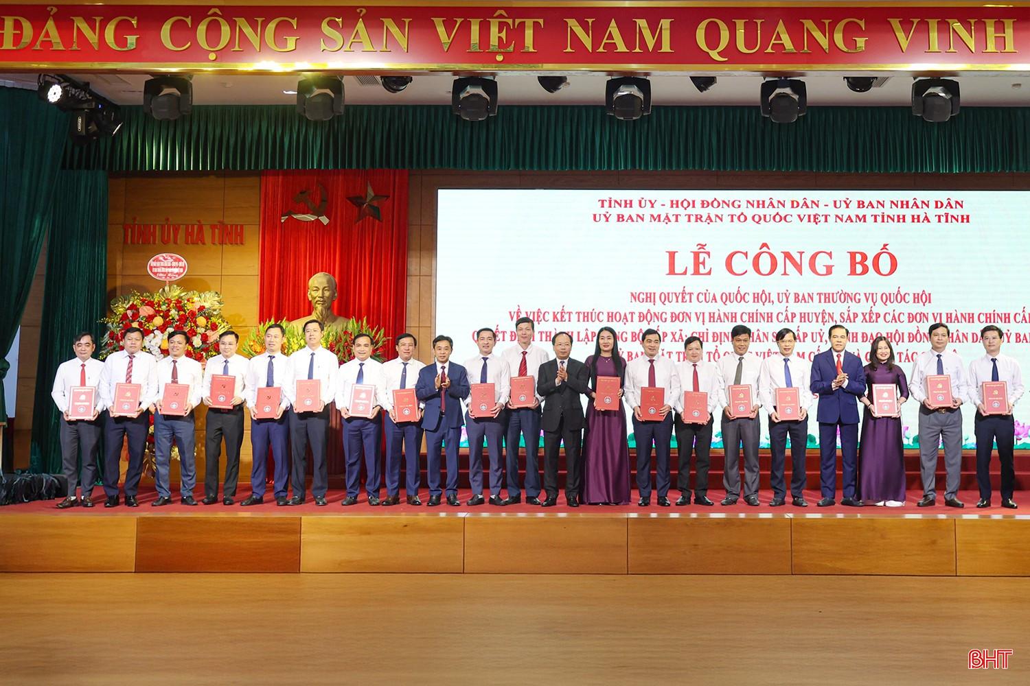 Các đồng chí Thường trực Tỉnh ủy trao quyết định thành lập đảng bộ cho các đồng chí tân bí thư đảng ủy các xã, phường. bqbht_br_aimg-9851.jpg