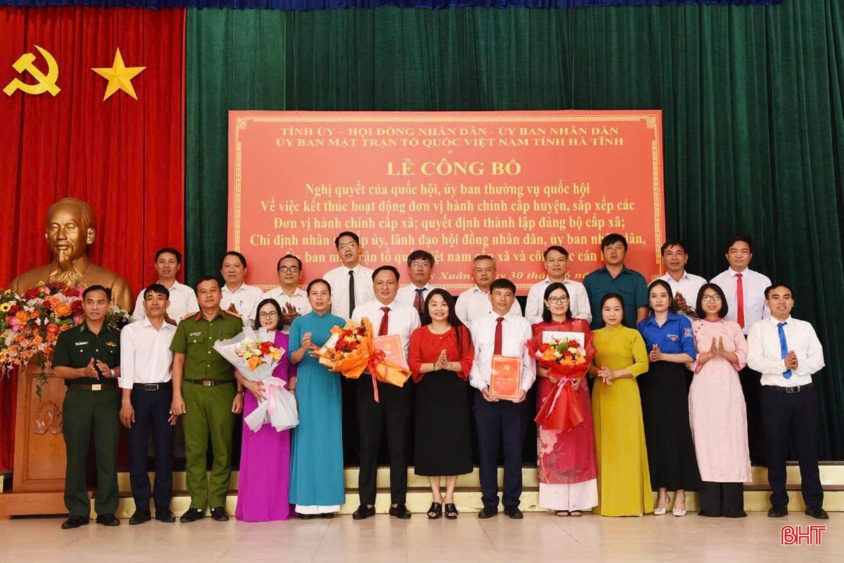 Phó Bí thư Đảng ủy UBND tỉnh Nguyễn Thị Hà Tân tặng hoa, chúc mừng các đồng chí trong BCH Đảng ủy xã Kỳ Xuân. bqbht_br_5e05cba90e23b97de032.jpg