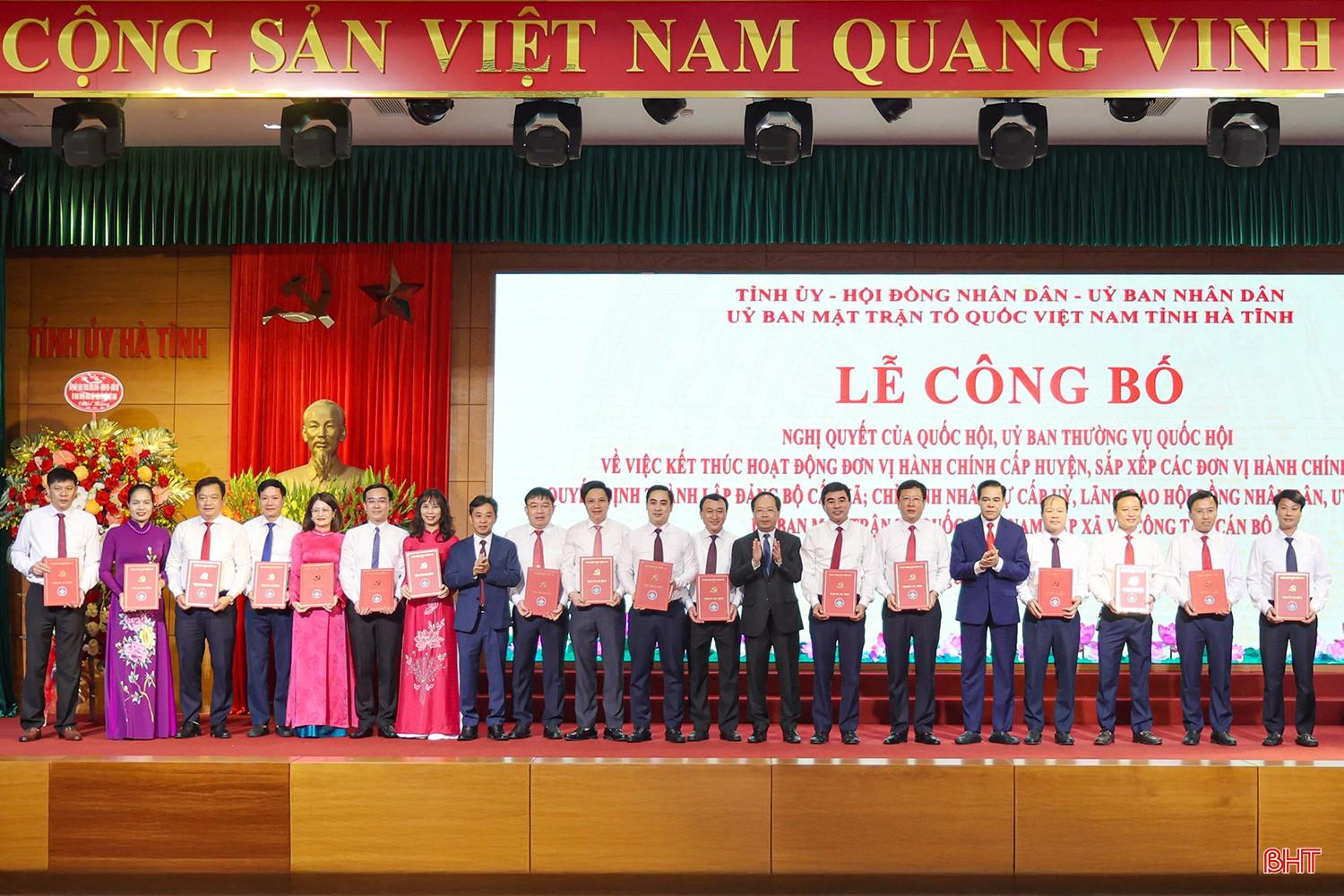 Các đồng chí Thường trực Tỉnh ủy trao quyết định thành lập đảng bộ cho các tân bí thư đảng ủy các xã, phường... bqbht_br_aimg-9832.jpg