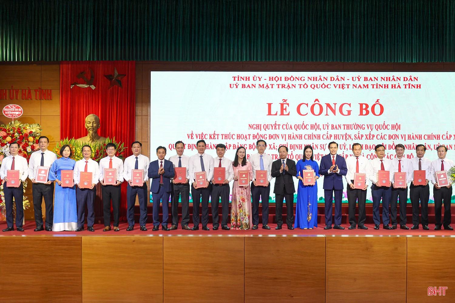 Các đồng chí Thường trực Tỉnh ủy trao quyết định thành lập đảng bộ cho các đồng chí tân bí thư đảng ủy các xã, phường. bqbht_br_aimg-9848.jpg