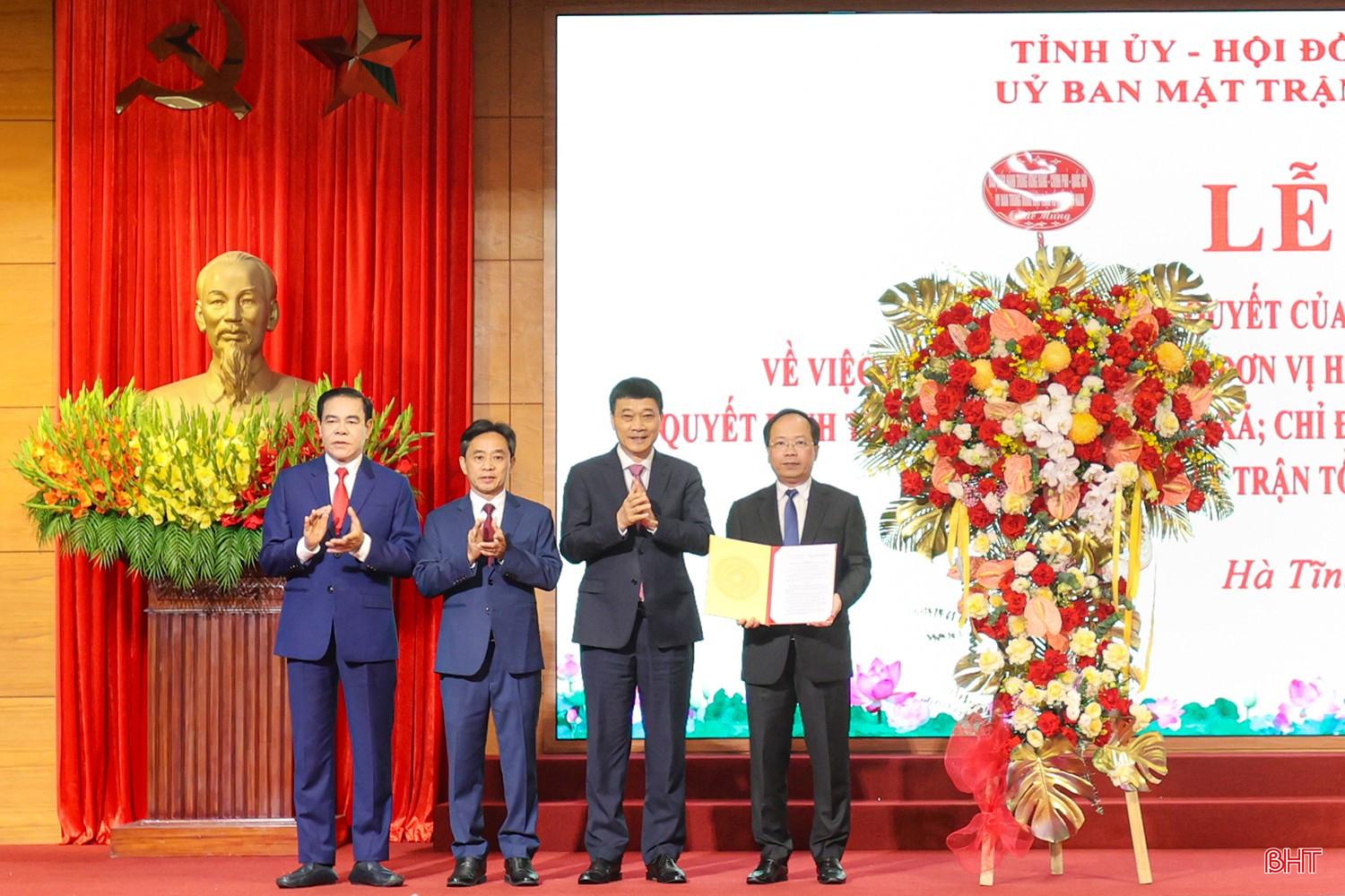 Đồng chí Vũ Hồng Thanh - Ủy viên Trung ương Đảng, Phó Chủ tịch Quốc hội trao Nghị quyết của Ủy ban Thường vụ Quốc hội cho các đồng chí Thường trực Tỉnh ủy Hà Tĩnh. bqbht_br_aimg-9820.jpg