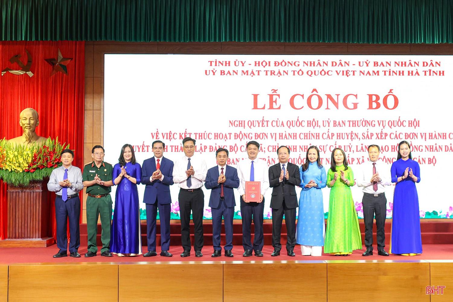 Các đồng chí Thường trực Tỉnh ủy trao quyết định cho cơ quan Ủy ban MTTQ tỉnh. bqbht_br_aimg-9827.jpg