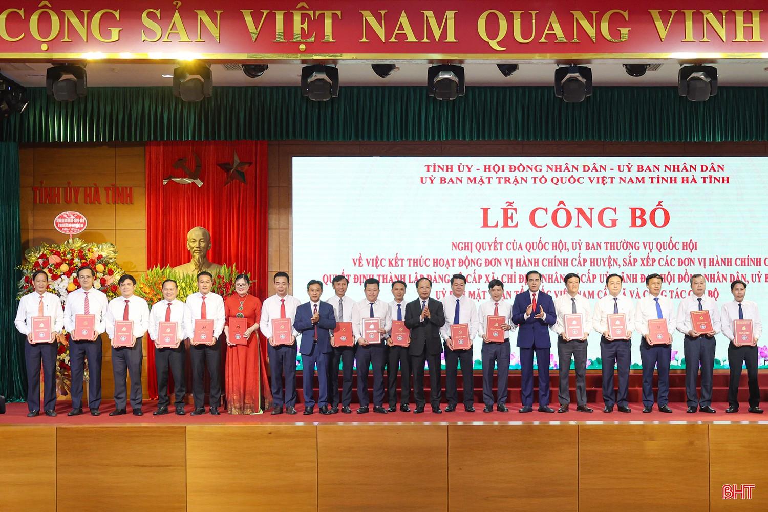 Các đồng chí Thường trực Tỉnh ủy trao quyết định thành lập đảng bộ cho các đồng chí tân bí thư đảng ủy các xã, phường. bqbht_br_aimg-9838.jpg