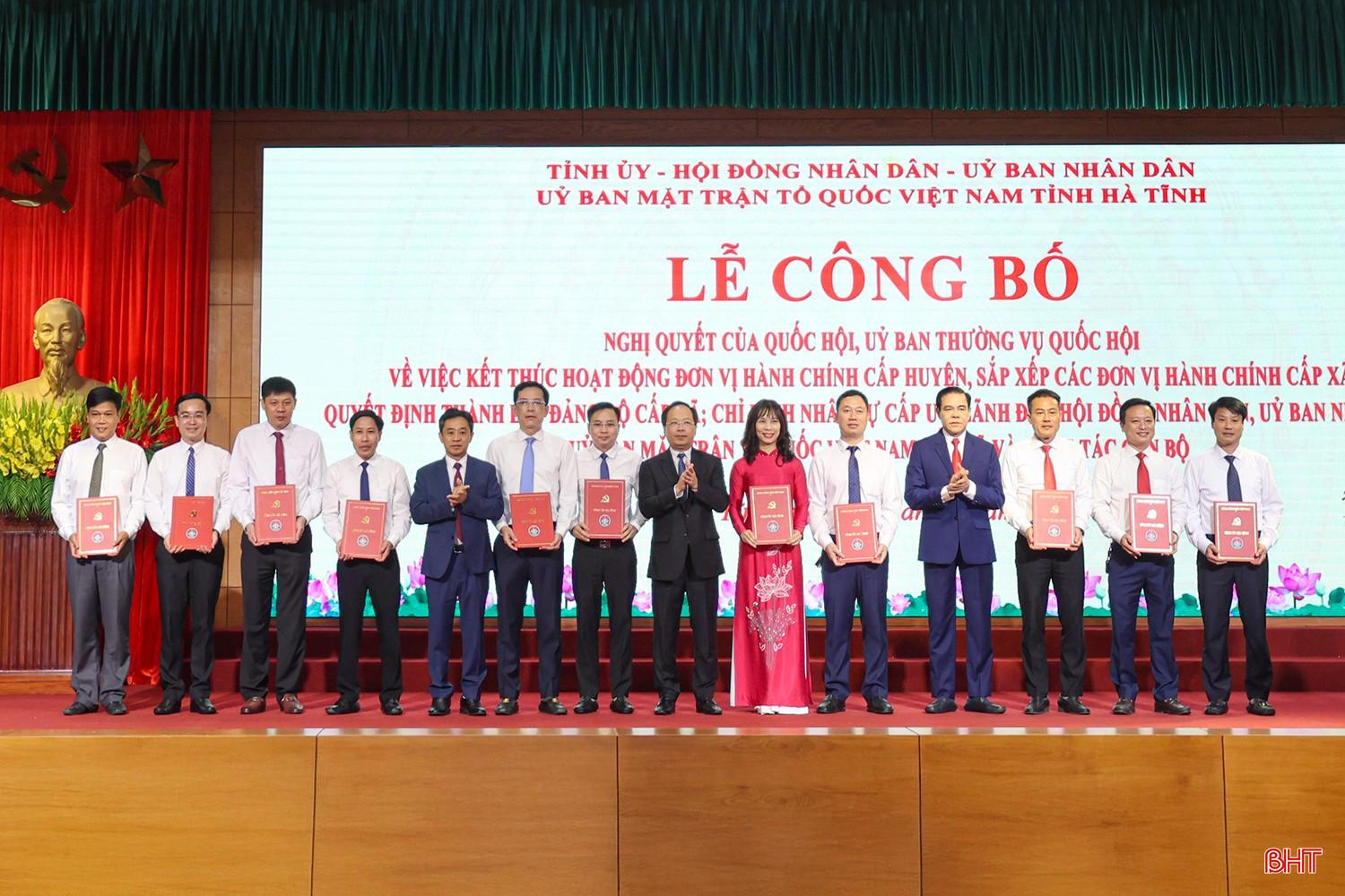 Thường trực Tỉnh ủy trao các quyết định luân chuyển, điều động về các xã, phường. bqbht_br_aimg-9865.jpg