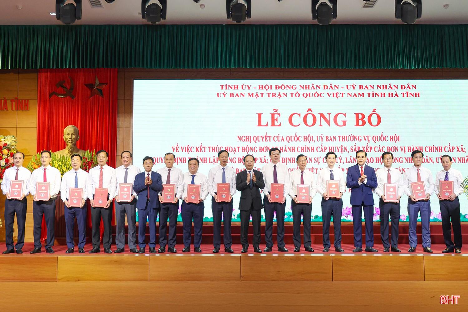 Thường trực Tỉnh ủy trao các quyết định điều động về các sở, ban, ngành cấp tỉnh 14 đồng chí. bqbht_br_aimg-9859.jpg