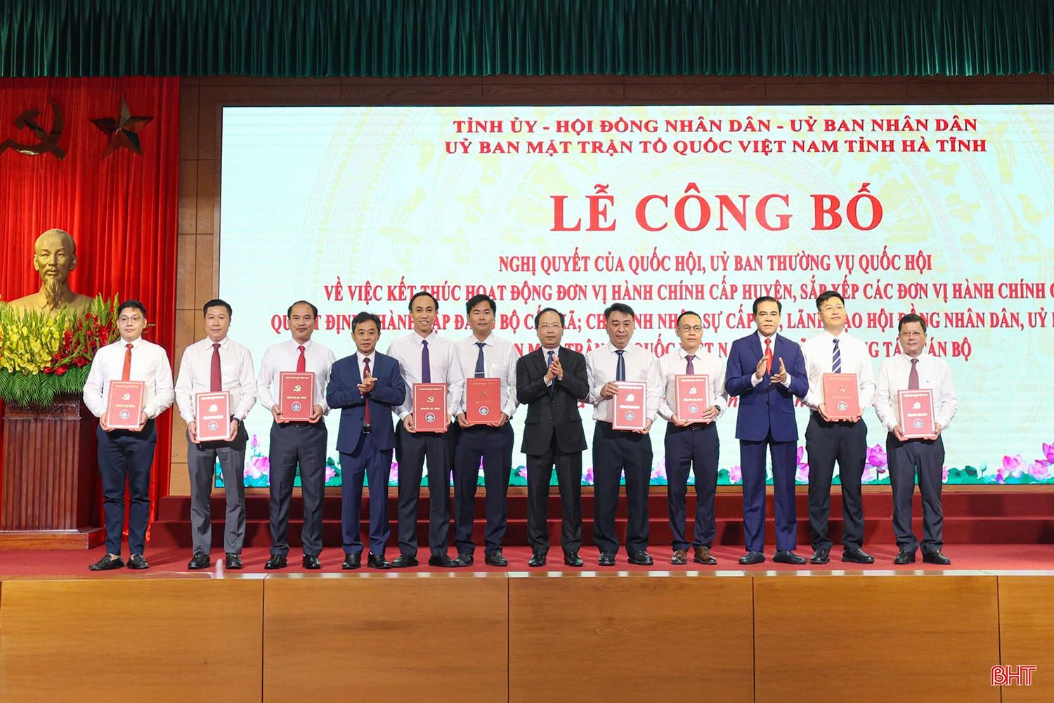 Thường trực Tỉnh ủy trao các quyết định luân chuyển, điều động về các xã, phường. bqbht_br_aimg-9870.jpg