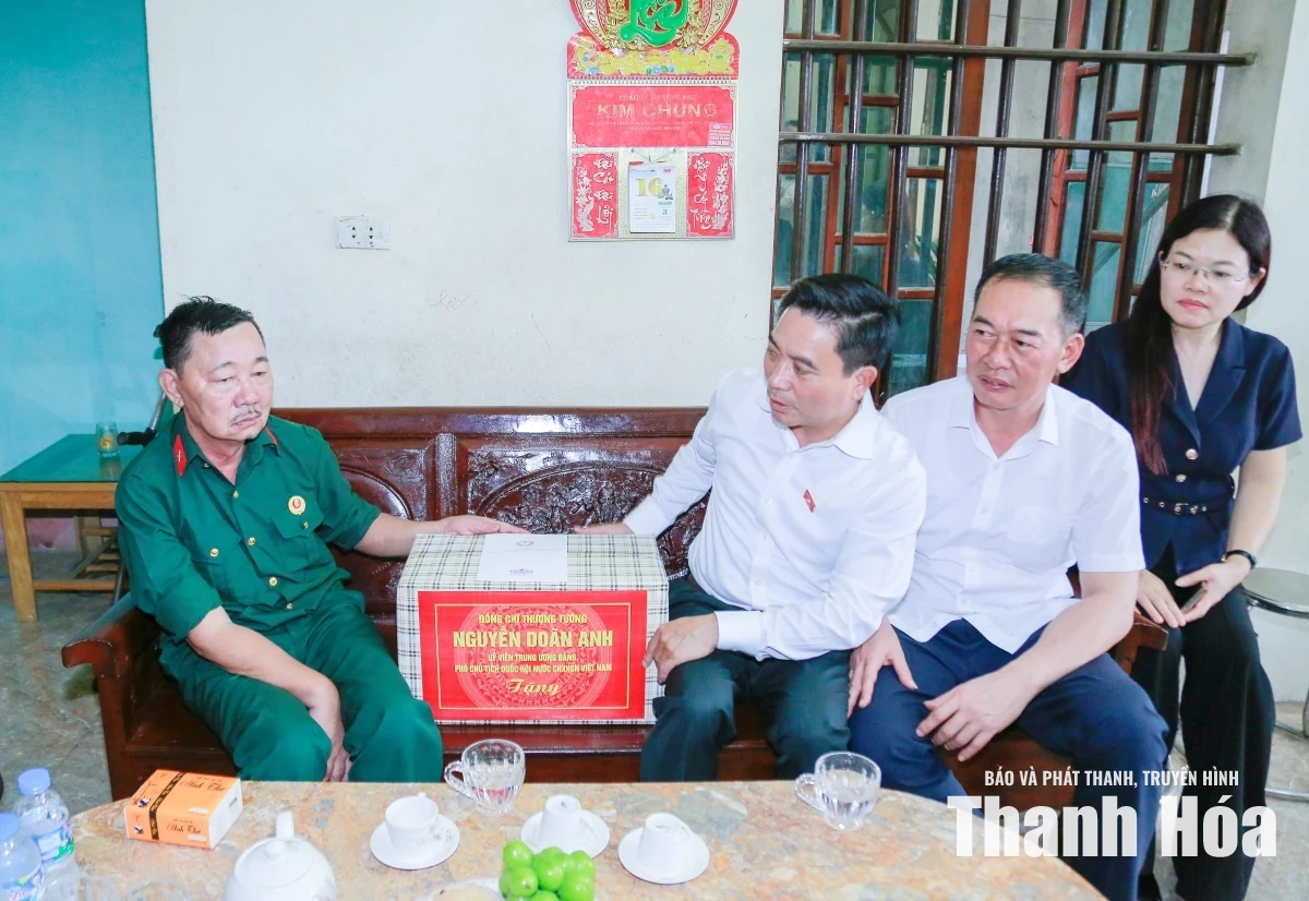 Phó Chủ tịch Quốc hội Nguyễn Doãn Anh viếng nghĩa trang liệt sĩ, tri ân người có công tại Thanh Hóa