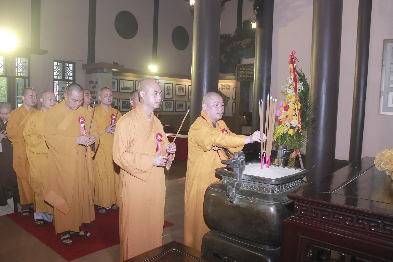Đoàn đại biểu điển hình tiên tiến trong đồng bào Phật giáo dâng hương tưởng niệm Chủ tịch Hồ Chí Minh