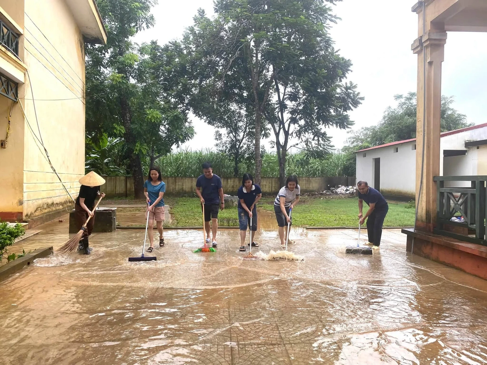 Bám trụ vùng lũ, chung tay đưa cuộc sống trở lại bình thường