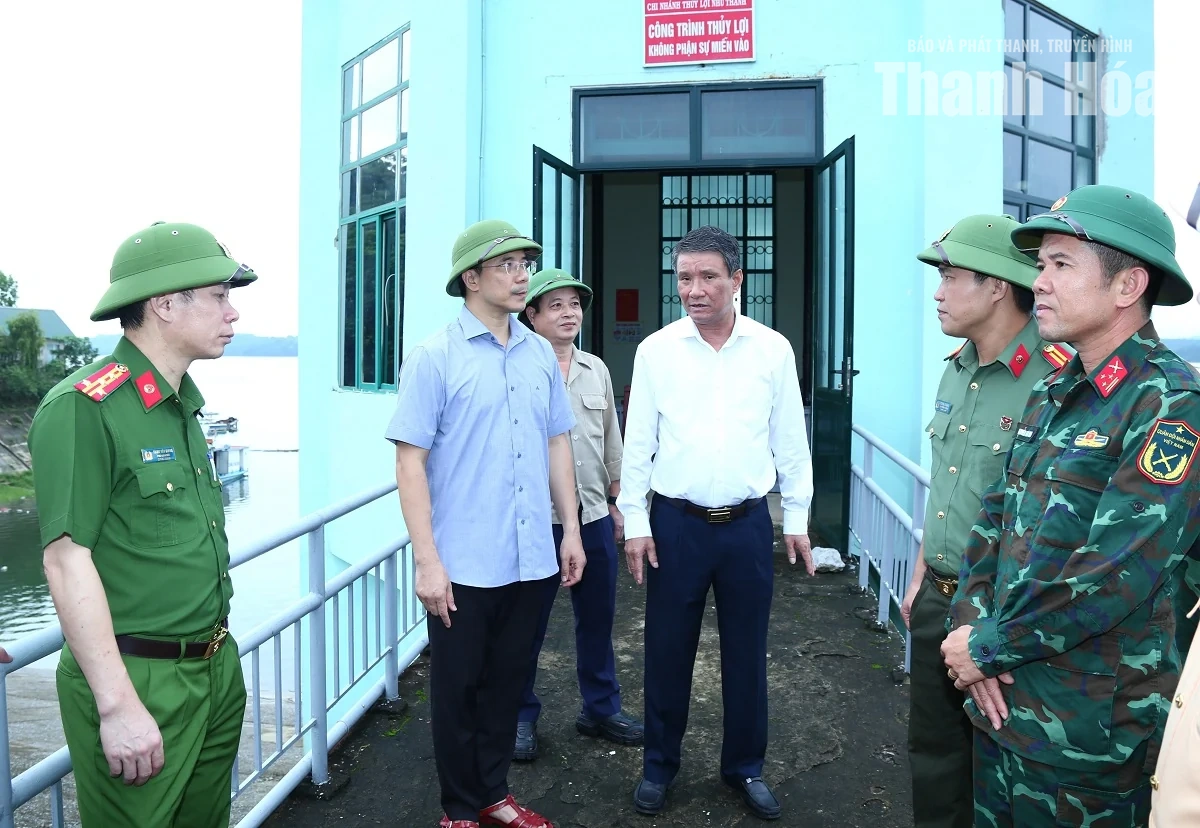Phó Bí thư Thường trực Tỉnh ủy Nguyễn Hồng Phong kiểm tra, chỉ đạo ứng phó với mưa bão