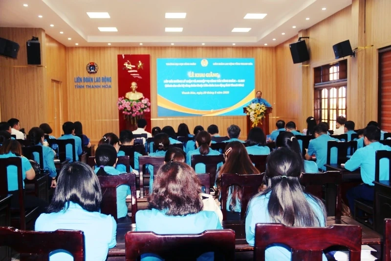 Khai giảng lớp bồi dưỡng lý luận và nghiệp vụ công tác công đoàn