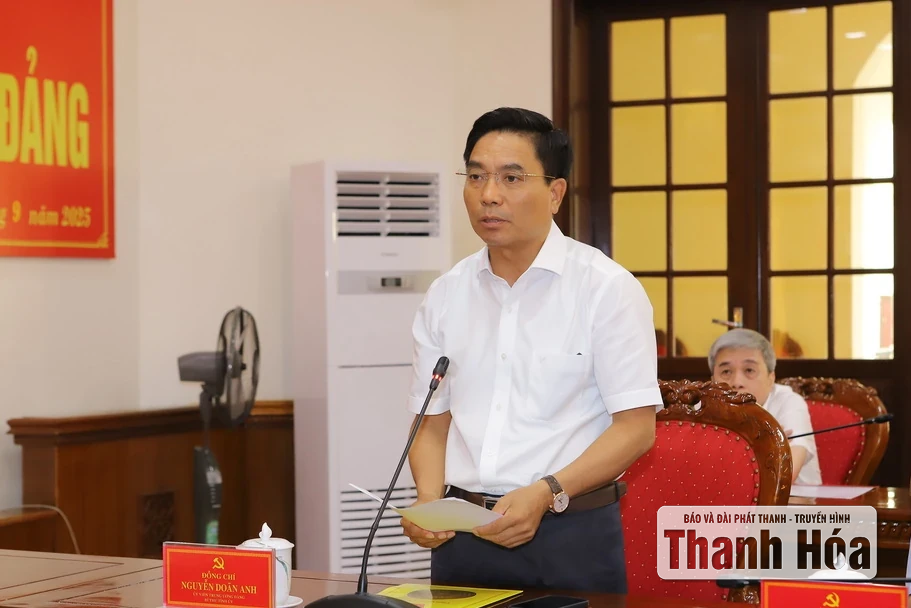 Trao tặng Huy hiệu Đảng cho các đồng chí nguyên lãnh đạo tỉnh Thanh Hóa