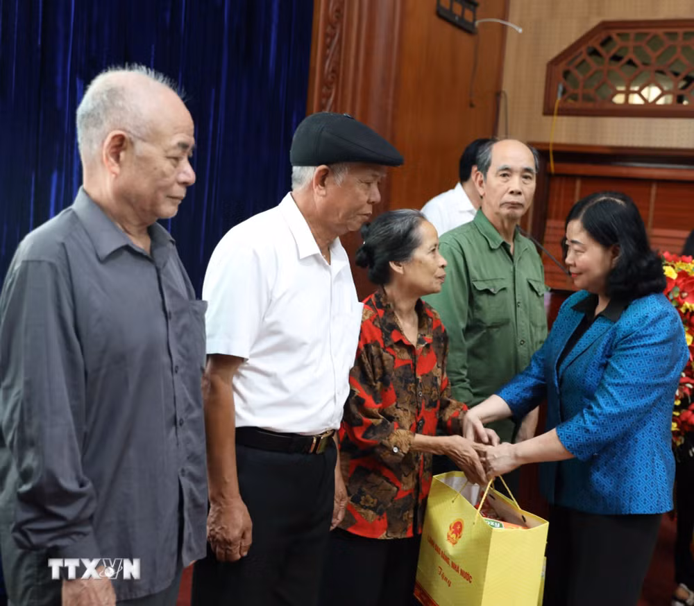 ttxvn-chu-tich-uy-ban-trung-uong-mttq-viet-nam-tham-me-viet-nam-anh-hung-tai-ninh-binh-1.jpg