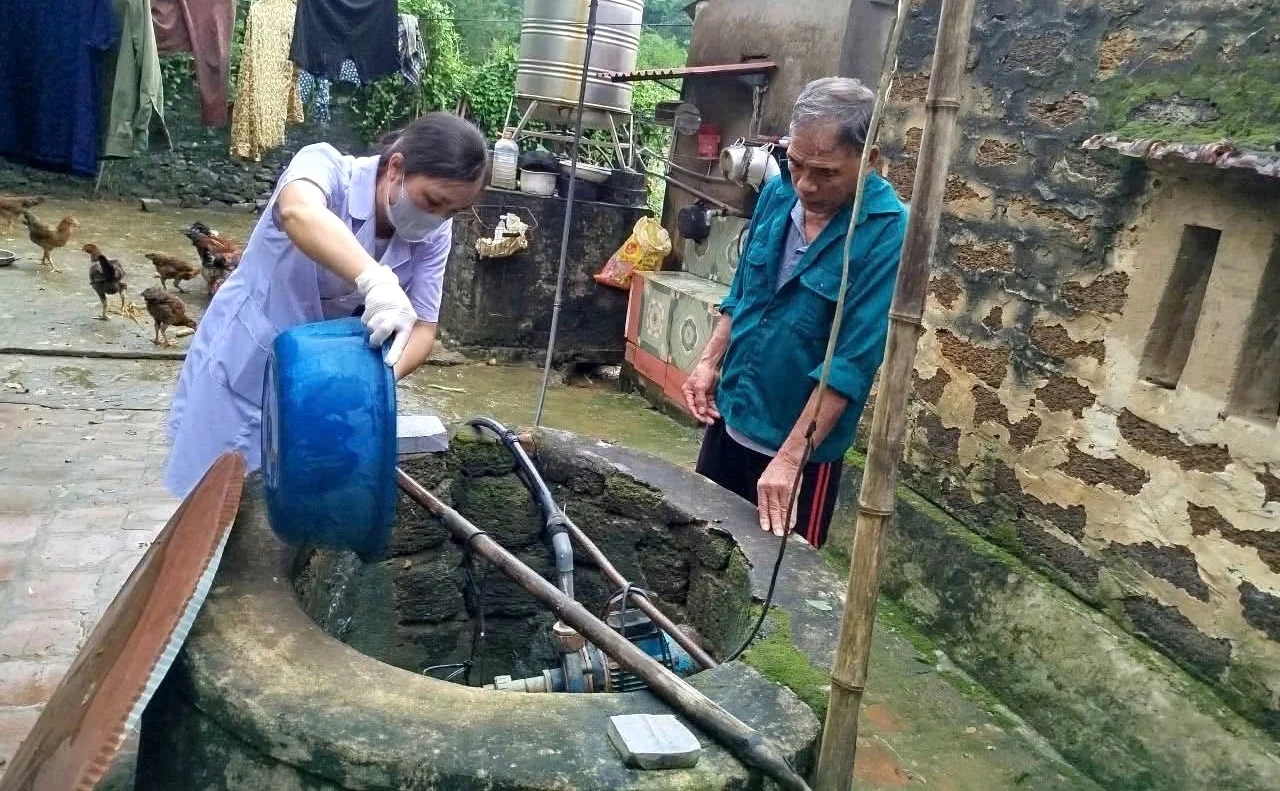 Bám trụ vùng lũ, chung tay đưa cuộc sống trở lại bình thường