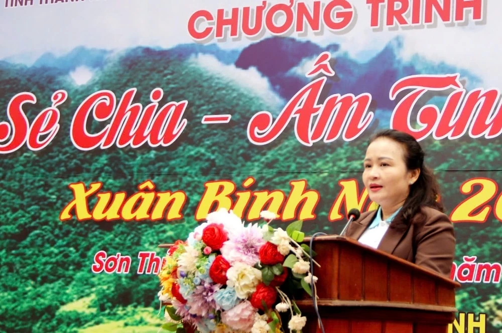 “Tết sẻ chia - Ấm tình dân bản” trao tặng hàng trăm suất quà cho hội viên, phụ nữ, trẻ em khó khăn vùng biên