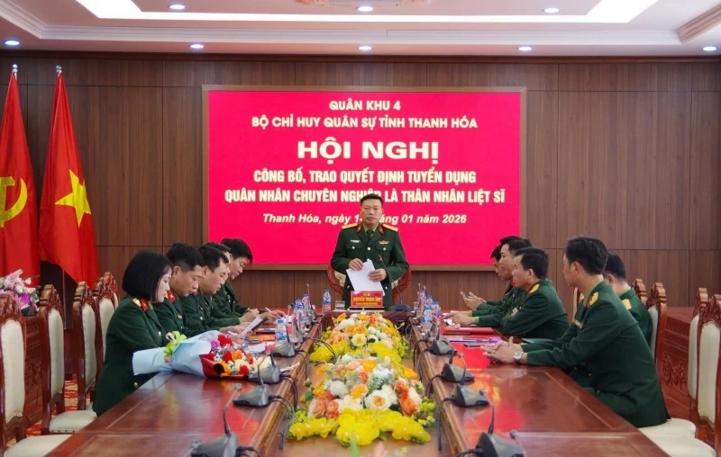Trao Quyết định tuyển dụng cho th&acirc;n nh&acirc;n liệt sĩ