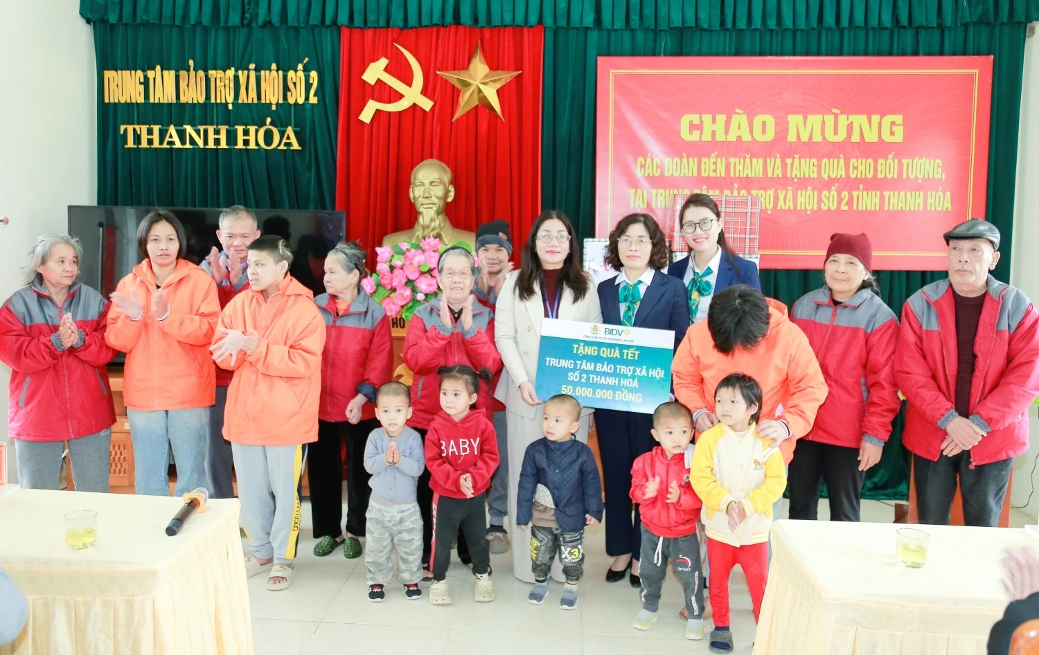 Ph&oacute; B&iacute; thư Tỉnh ủy, Chủ tịch Ủy ban MTTQ tỉnh Trịnh Tuấn Sinh thăm, tặng qu&agrave; Tết tại c&aacute;c phường Sầm Sơn, Nam Sầm Sơn v&agrave; x&atilde; Quảng Ninh