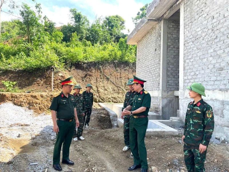 Chỉ huy trưởng Bộ CHQS tỉnh thăm, động viên lực lượng thi công công trình Chốt chiến đấu dân quân thường trực