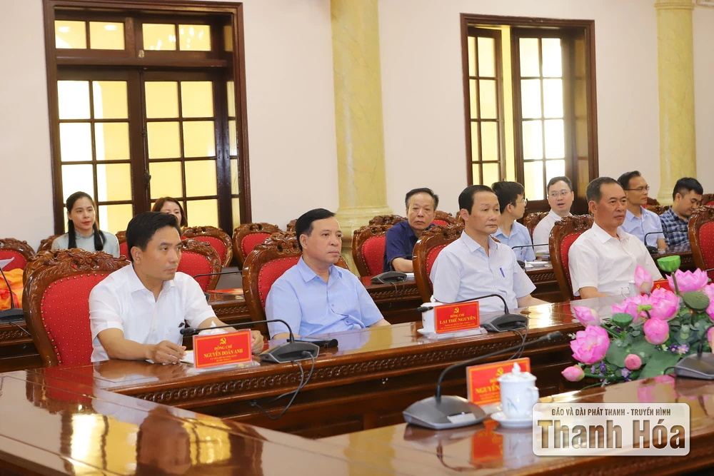 Trao tặng Huy hiệu Đảng cho các đồng chí nguyên lãnh đạo tỉnh Thanh Hóa