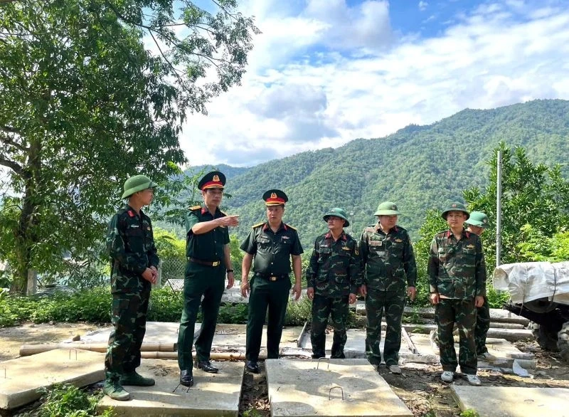 Chỉ huy trưởng Bộ CHQS tỉnh thăm, động viên lực lượng thi công công trình Chốt chiến đấu dân quân thường trực