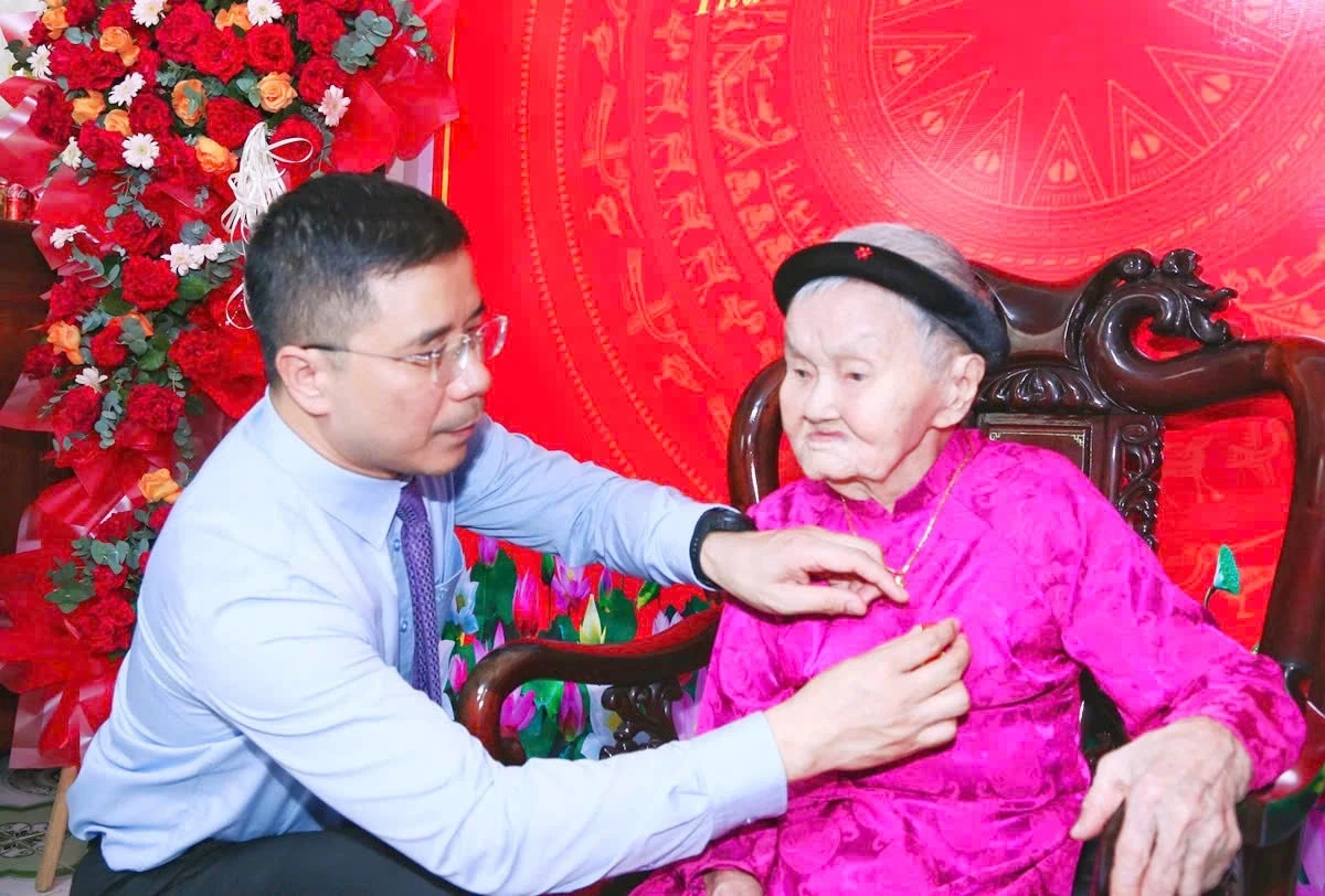 Trao tặng Huy hiệu 80 năm tuổi Đảng cho đảng viên Vũ Thị Xâm