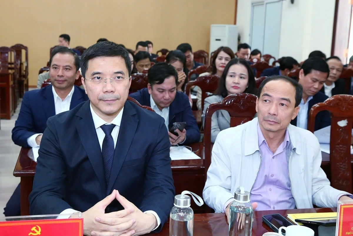 Ph&aacute; vỡ t&iacute;nh bảo thủ, tr&igrave; trệ, thay đổi tư duy, nhận thức nhằm tạo ra sức chiến đấu của tổ chức cơ sở đảng