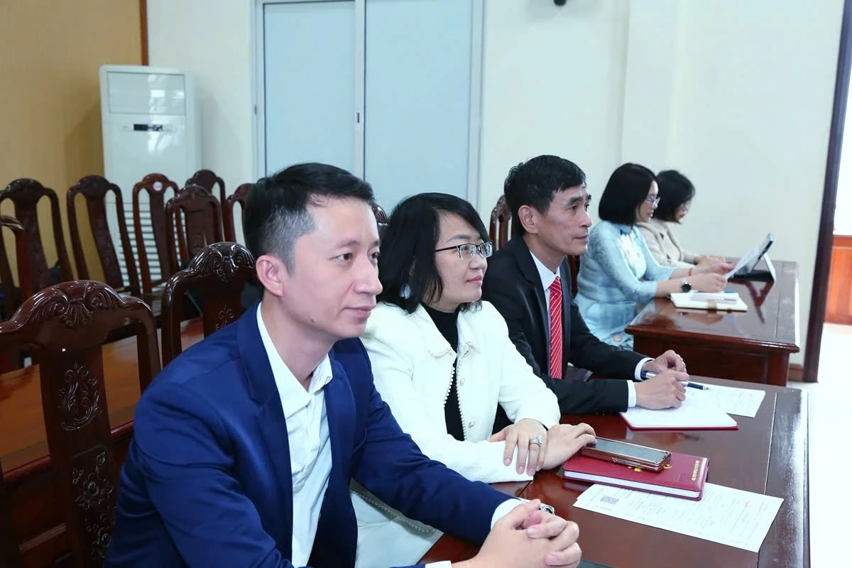 Ph&aacute; vỡ t&iacute;nh bảo thủ, tr&igrave; trệ, thay đổi tư duy, nhận thức nhằm tạo ra sức chiến đấu của tổ chức cơ sở đảng