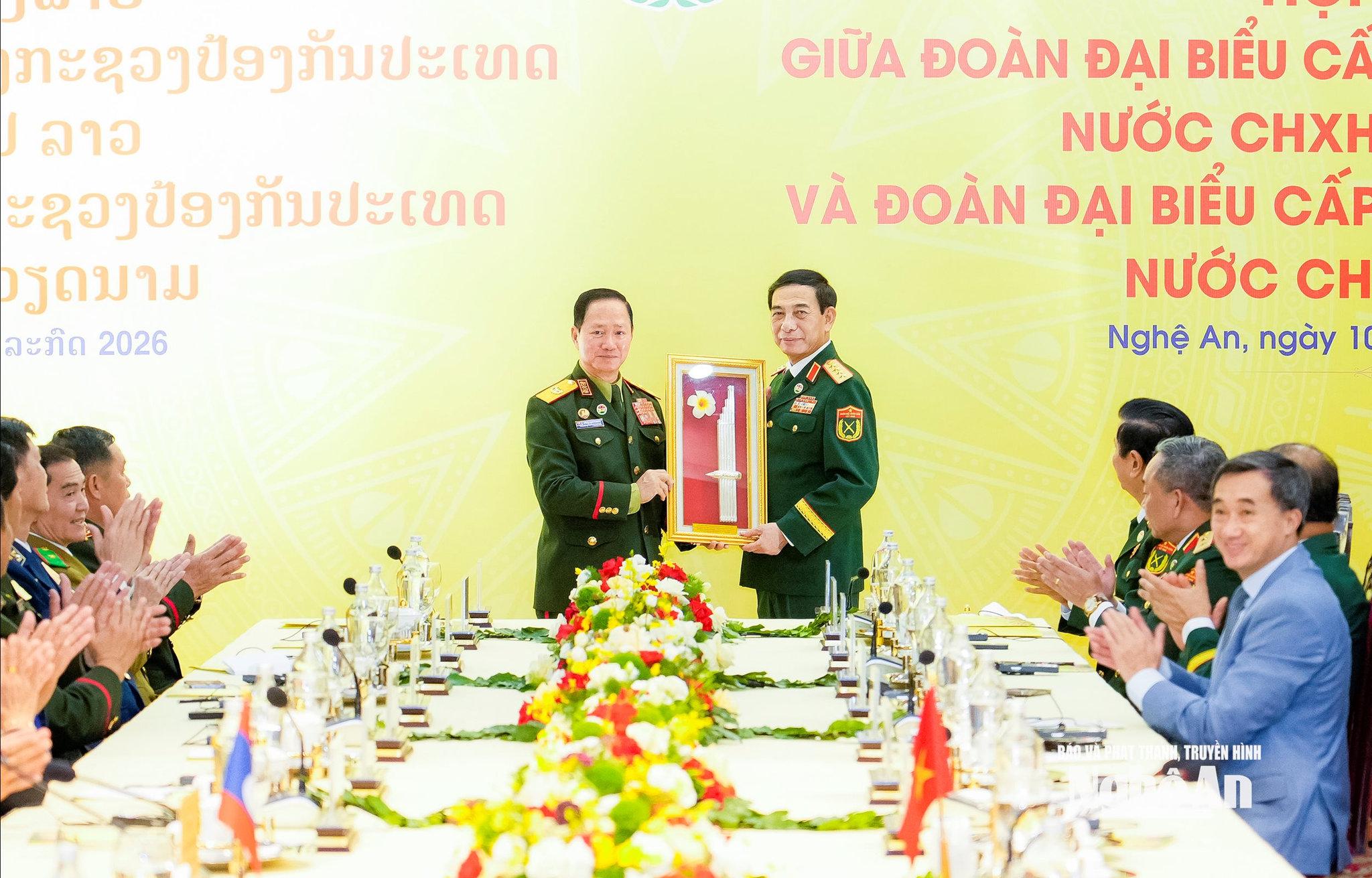 Hội đàm giữa Bộ trưởng Bộ Quốc phòng Việt Nam và Bộ trưởng Bộ Quốc phòng Lào