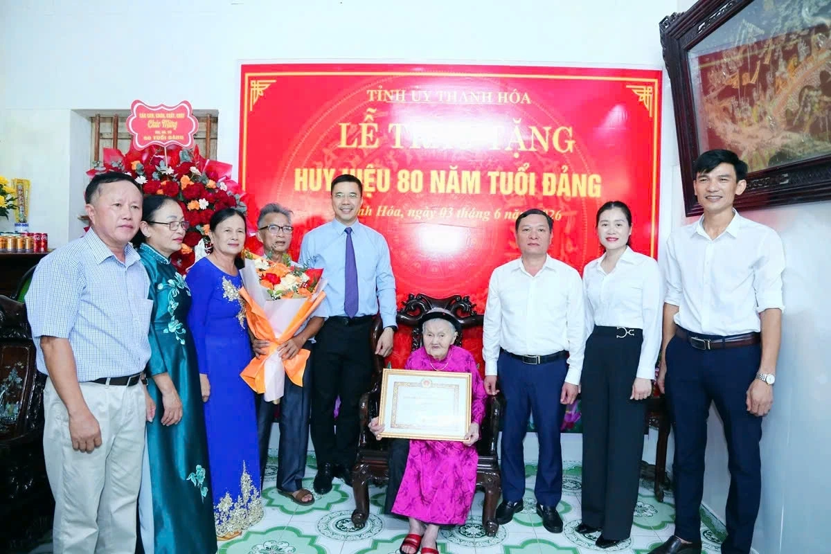 Trao tặng Huy hiệu 80 năm tuổi Đảng cho đảng viên Vũ Thị Xâm