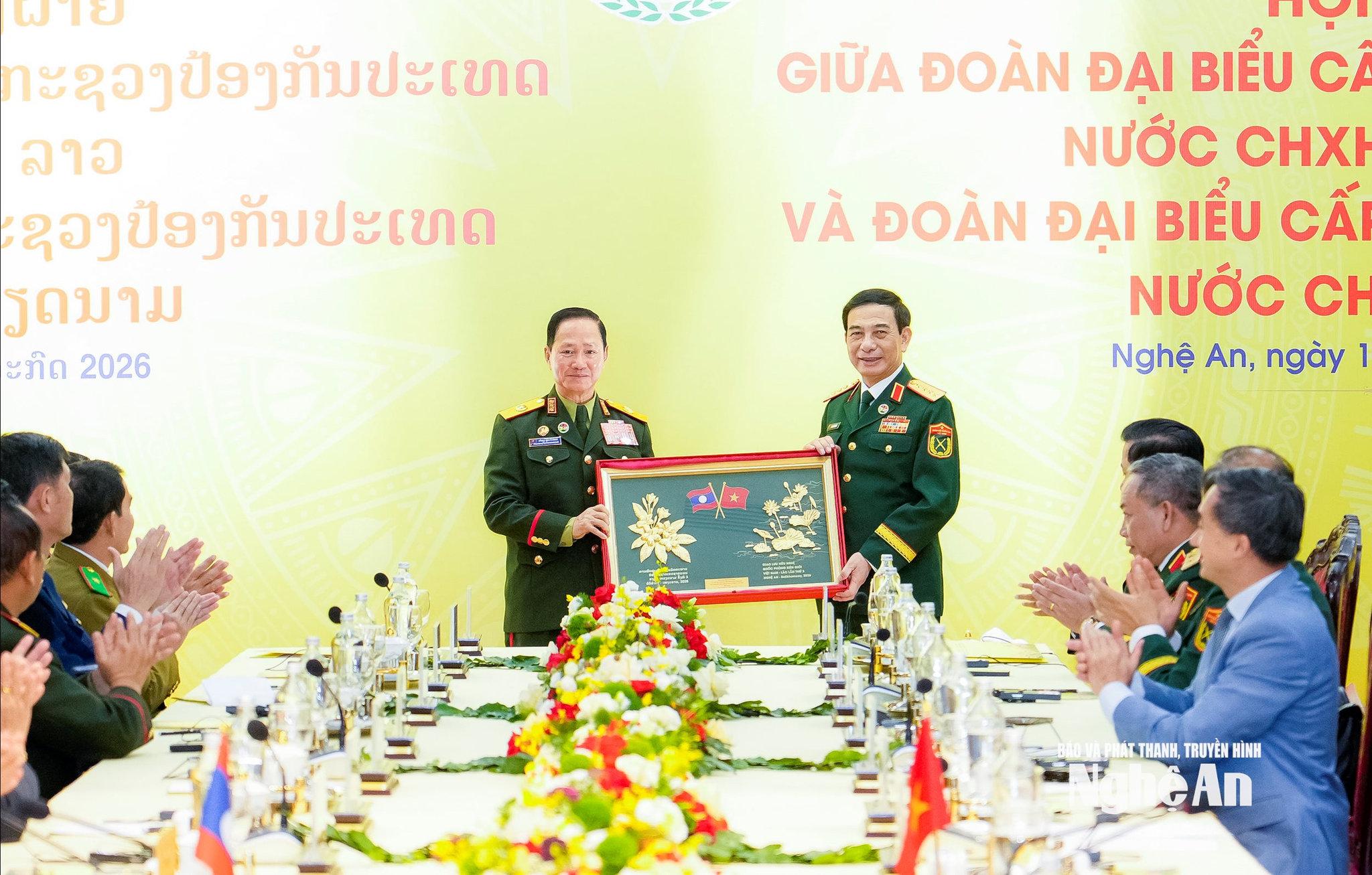 Hội đàm giữa Bộ trưởng Bộ Quốc phòng Việt Nam và Bộ trưởng Bộ Quốc phòng Lào