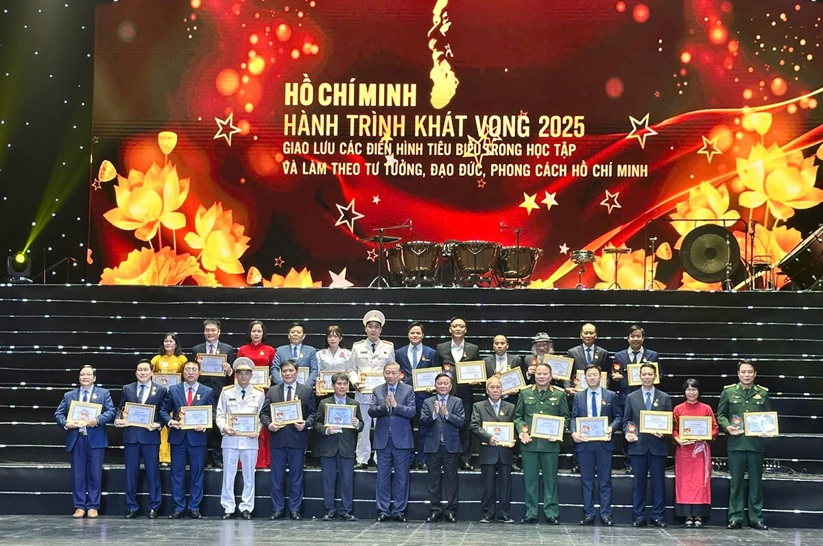 Đồn Bi&ecirc;n ph&ograve;ng P&ugrave; Nhi được vinh danh to&agrave;n quốc trong học tập v&agrave; l&agrave;m theo tư tưởng, đạo đức, phong c&aacute;ch Hồ Ch&iacute; Minh 