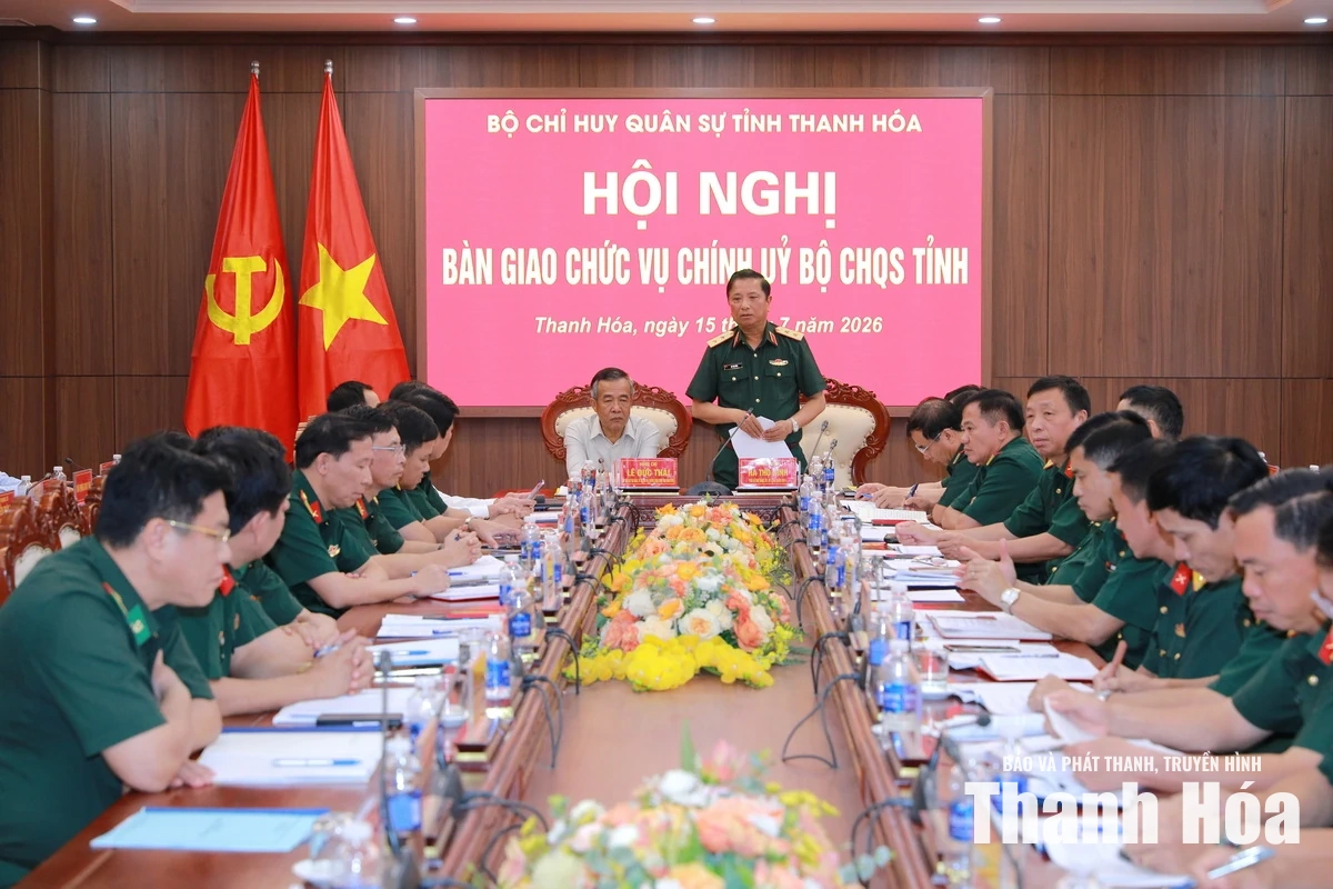 Bàn giao chức vụ Chính ủy Bộ Chỉ huy Quân sự tỉnh Thanh Hóa