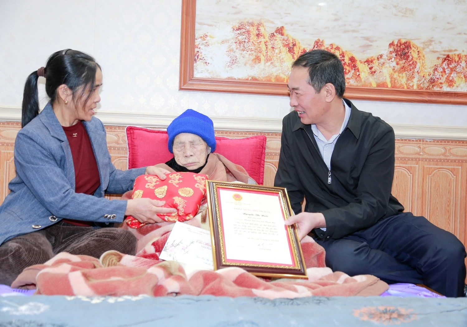 Ph&oacute; B&iacute; thư Tỉnh ủy, Chủ tịch Ủy ban MTTQ tỉnh Trịnh Tuấn Sinh thăm, tặng qu&agrave; Tết tại c&aacute;c phường Sầm Sơn, Nam Sầm Sơn v&agrave; x&atilde; Quảng Ninh
