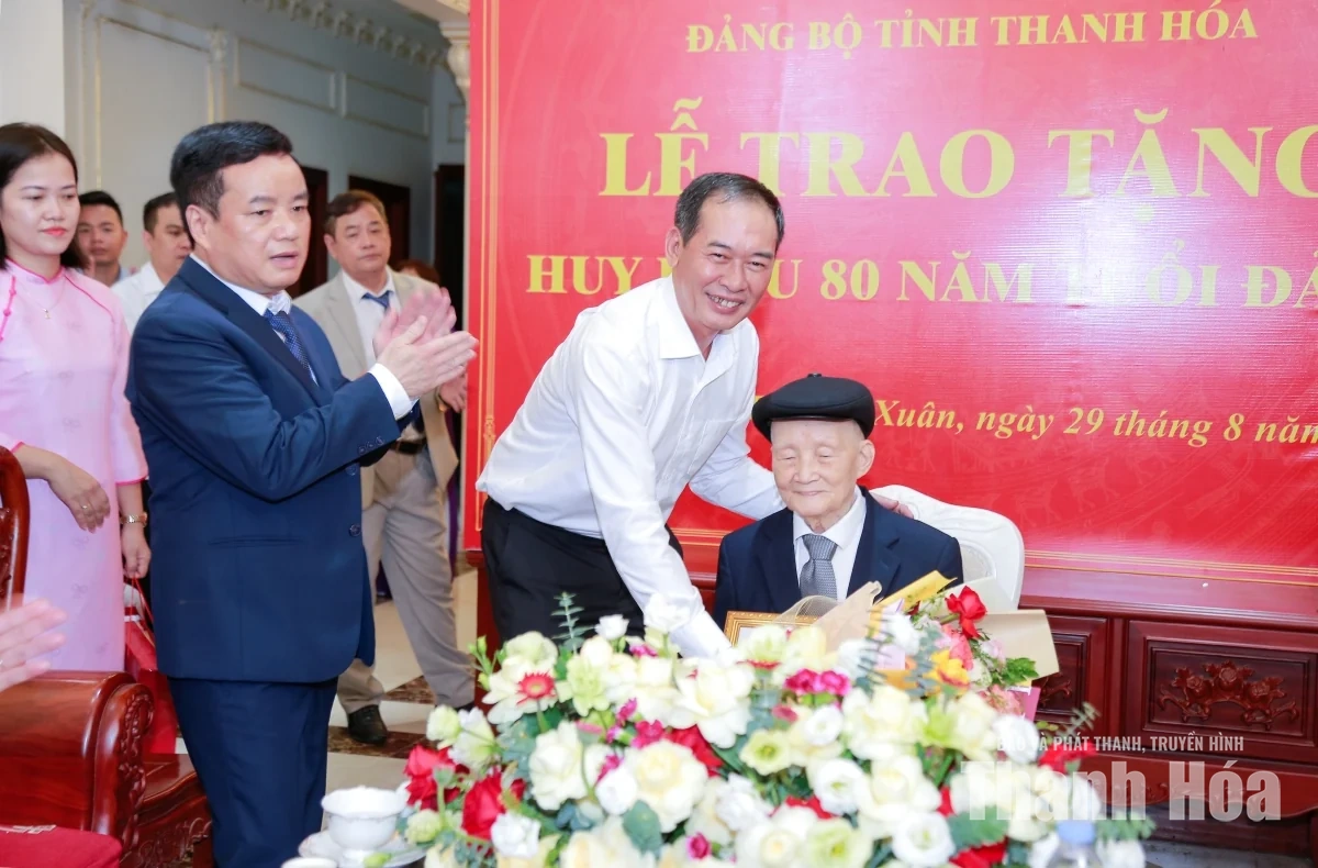 Phó Bí thư Tỉnh ủy Trịnh Tuấn Sinh trao Huy hiệu 80 năm tuổi Đảng cho các đảng viên lão thành