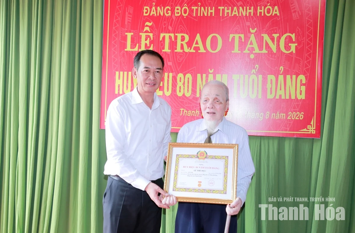 Phó Bí thư Tỉnh ủy Trịnh Tuấn Sinh trao Huy hiệu 80 năm tuổi Đảng cho các đảng viên lão thành