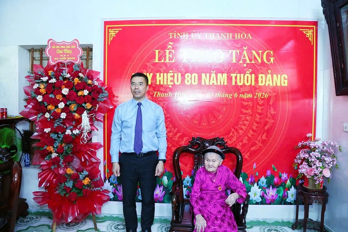 Trao tặng Huy hiệu 80 năm tuổi Đảng cho đảng viên Vũ Thị Xâm