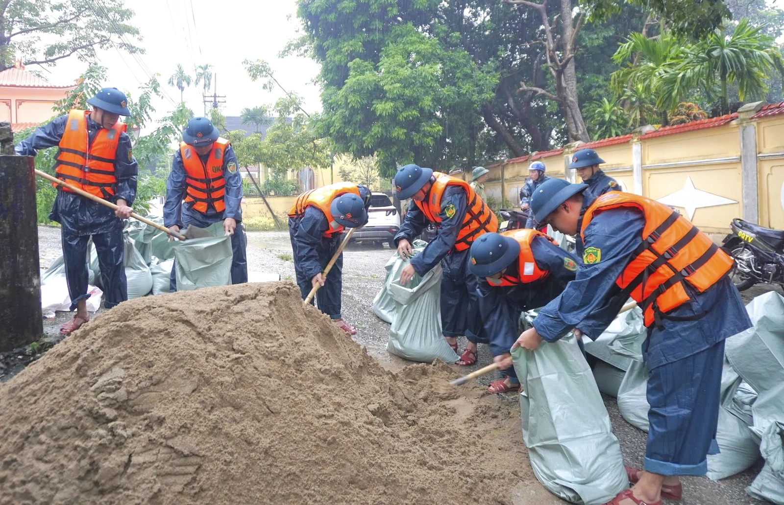 Bám trụ vùng lũ, chung tay đưa cuộc sống trở lại bình thường