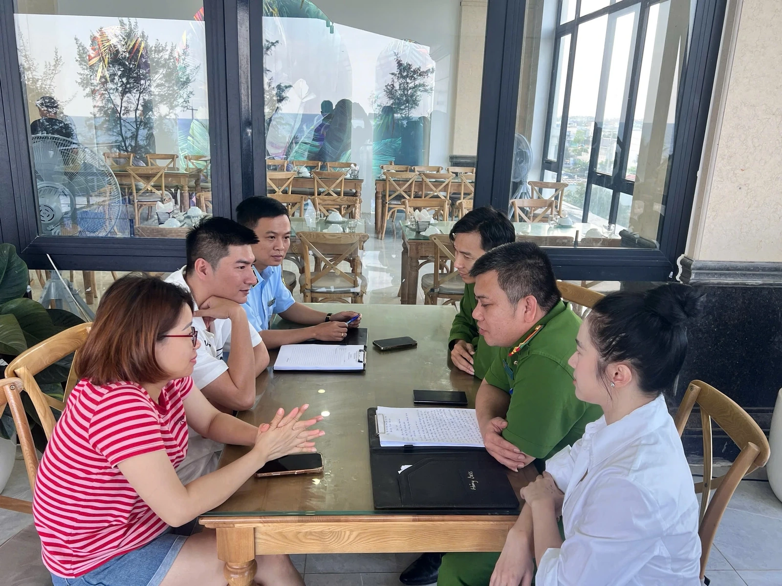 [Kiểm chứng thông tin] Nhà hàng tại Sầm Sơn và khách du lịch nói gì về hóa đơn lan truyền trên mạng