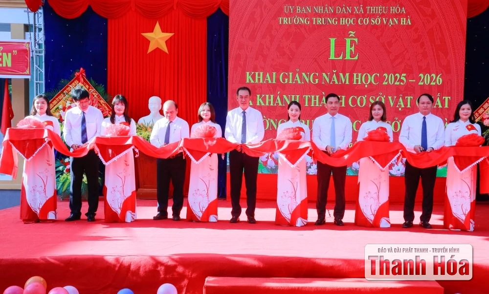 Phó Bí thư Tỉnh ủy, Chủ tịch Ủy ban MTTQ tỉnh Trịnh Tuấn Sinh dự lễ khai giảng tại Trường THCS Vạn Hà