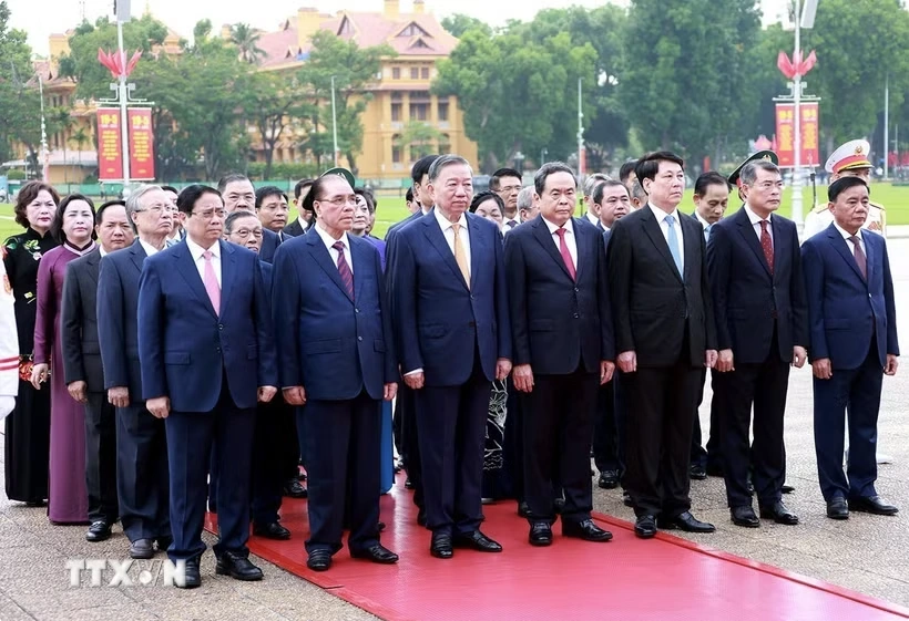 Kỷ niệm 136 năm Ngày sinh Chủ tịch Hồ Chí Minh: Lãnh đạo Đảng, Nhà nước vào Lăng viếng Bác