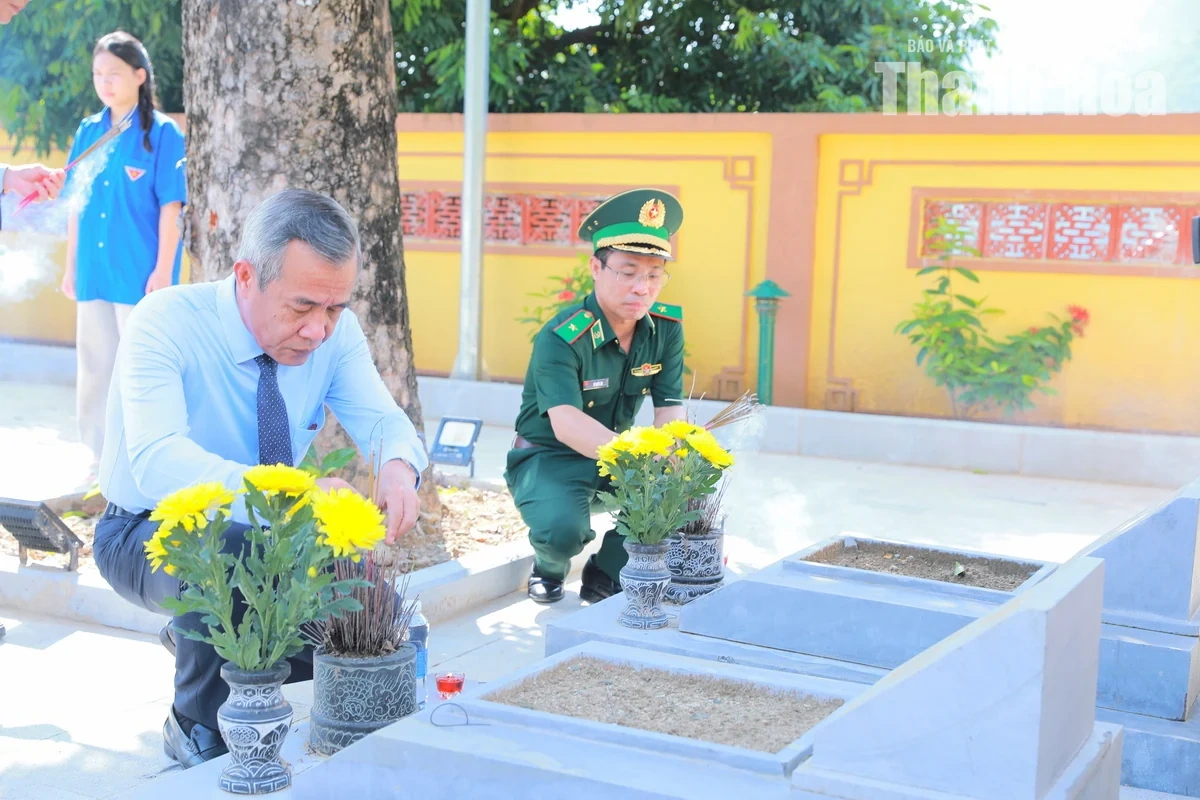 Đoàn đại biểu tỉnh Thanh Hóa dâng hương tưởng niệm các Anh hùng liệt sĩ tại Mường Lát