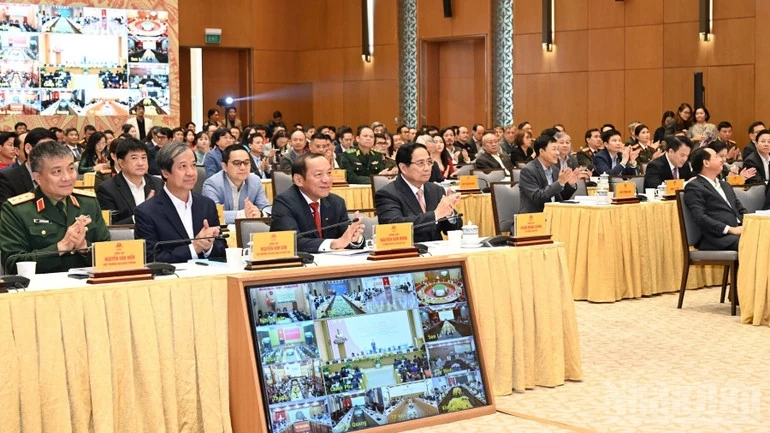 Xây dựng con người Việt Nam phát triển toàn diện, môi trường văn hóa nhân văn, văn minh và hiện đại