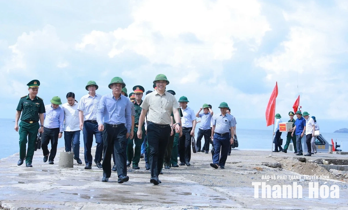 Bí thư Tỉnh ủy Lê Đức Thái dâng hương tưởng niệm các Anh hùng liệt sĩ và kiểm tra công tác sẵn sàng chiến đấu tại Đảo Mê