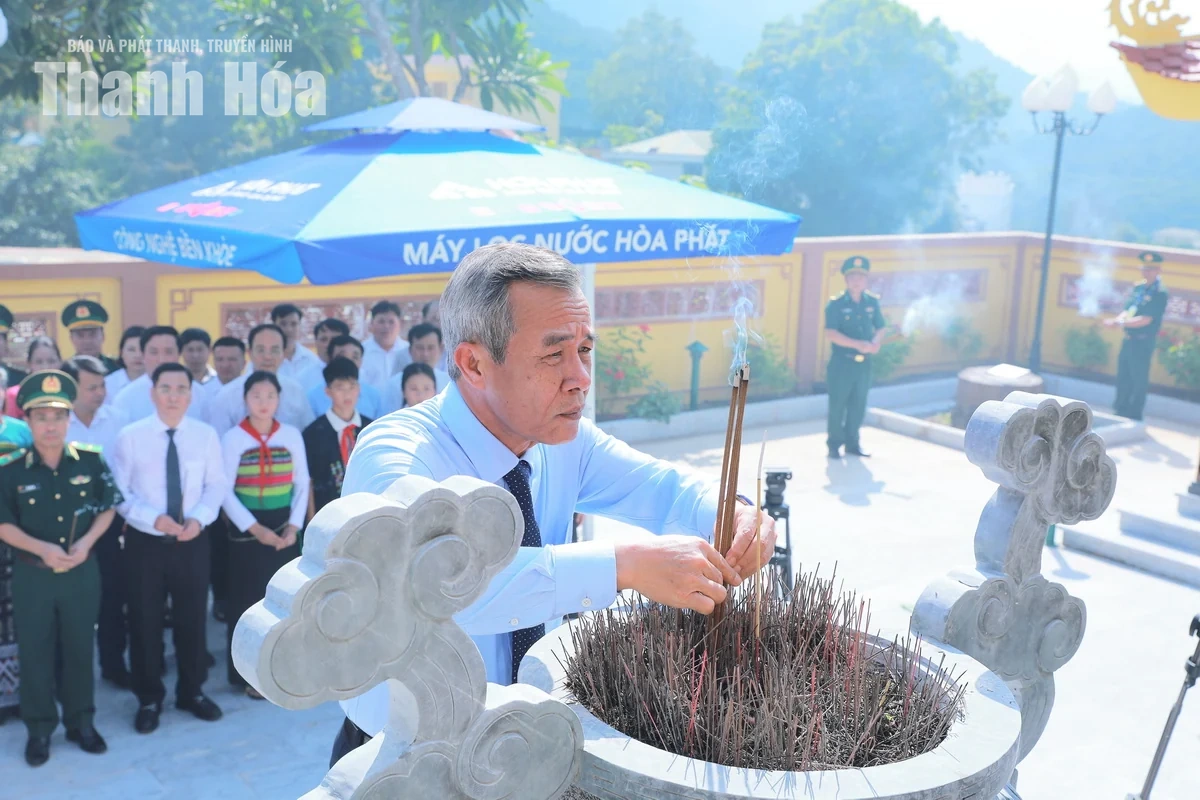 Đoàn đại biểu tỉnh Thanh Hóa dâng hương tưởng niệm các Anh hùng liệt sĩ tại Mường Lát