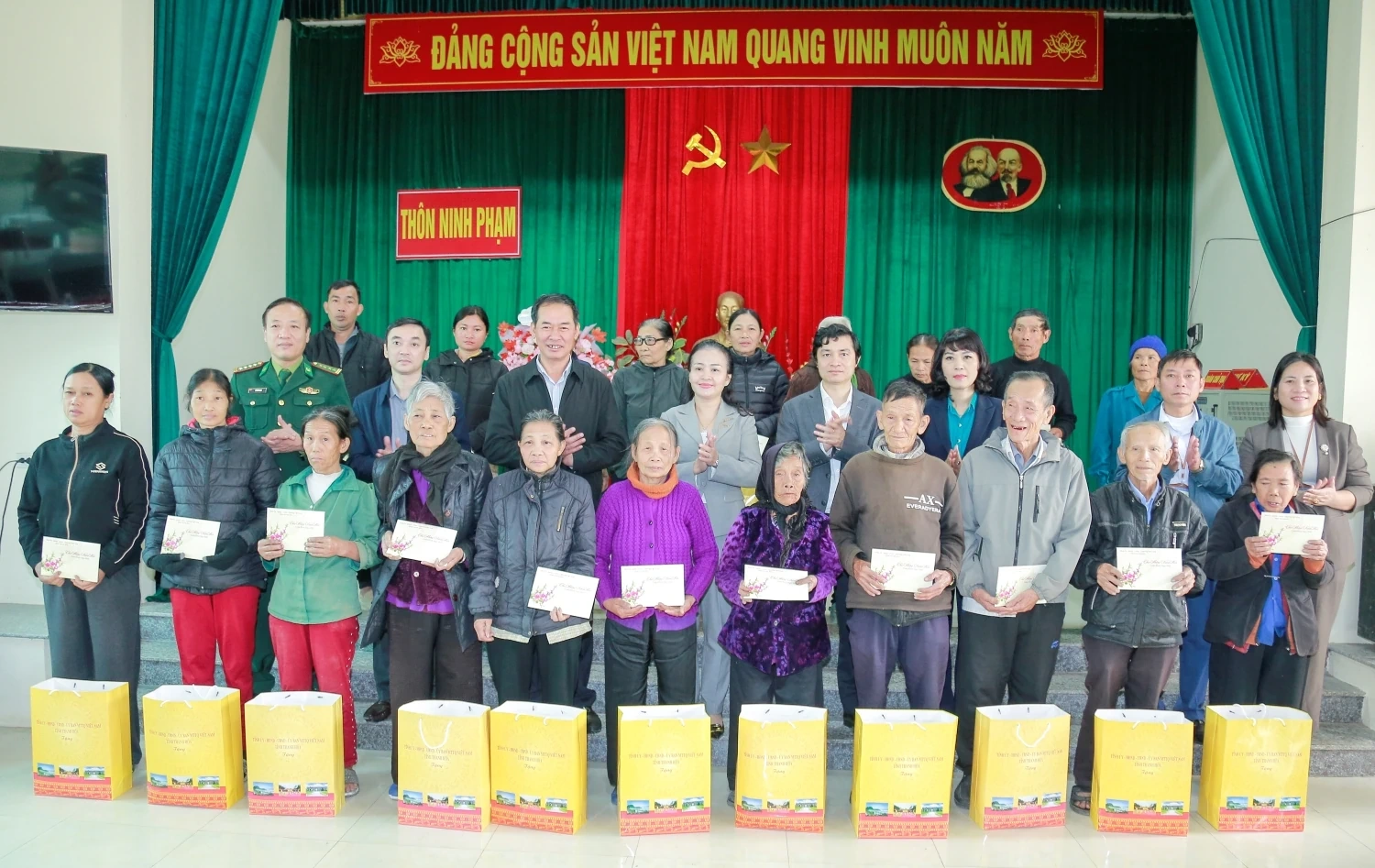 Ph&oacute; B&iacute; thư Tỉnh ủy, Chủ tịch Ủy ban MTTQ tỉnh Trịnh Tuấn Sinh thăm, tặng qu&agrave; Tết tại c&aacute;c phường Sầm Sơn, Nam Sầm Sơn v&agrave; x&atilde; Quảng Ninh