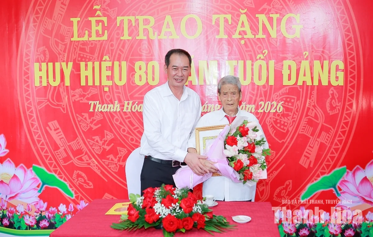 Phó Bí thư Tỉnh ủy Trịnh Tuấn Sinh trao Huy hiệu 80 năm tuổi Đảng cho các đảng viên lão thành