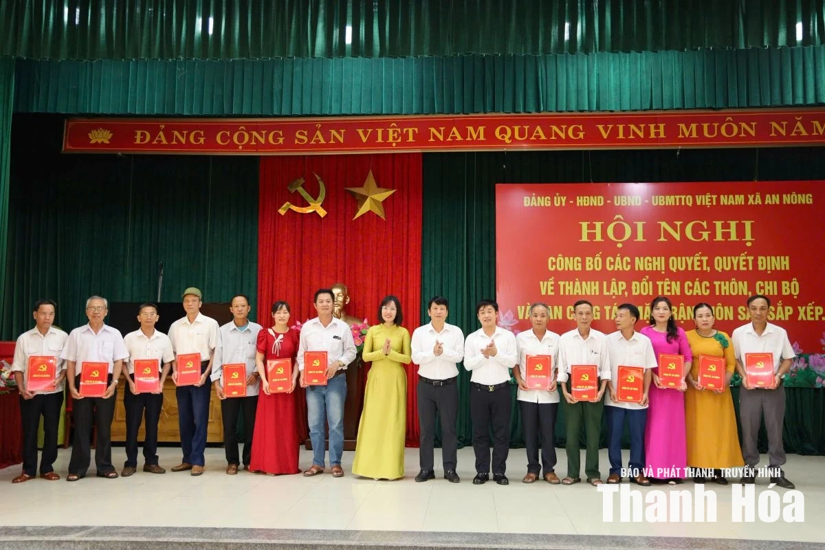 Xã An Nông công bố các nghị quyết, quyết định kiện toàn tổ chức thôn