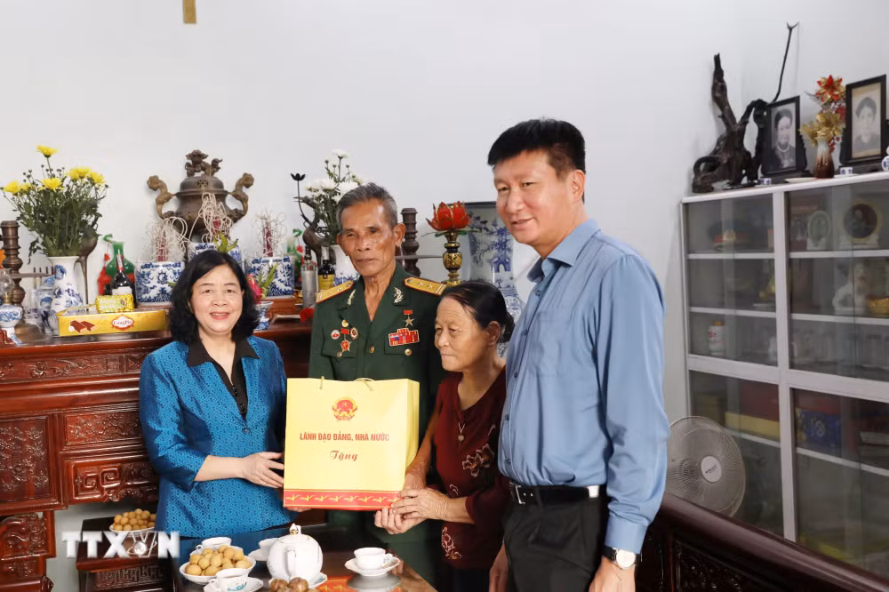 ttxvn-chu-tich-uy-ban-trung-uong-mttq-viet-nam-tham-me-viet-nam-anh-hung-tai-ninh-binh-2.jpg